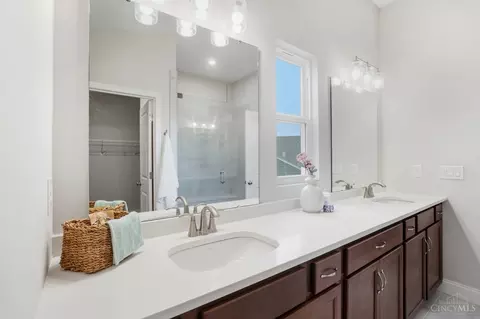 Bath - 974 Crestpoint Ct, Cincinnati, OH 45245 photo 2 of 5
