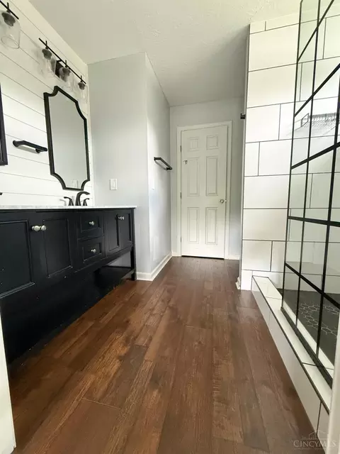 Bath - 639 Ellen Dr, Cincinnati, OH 45255 photo 4 of 7