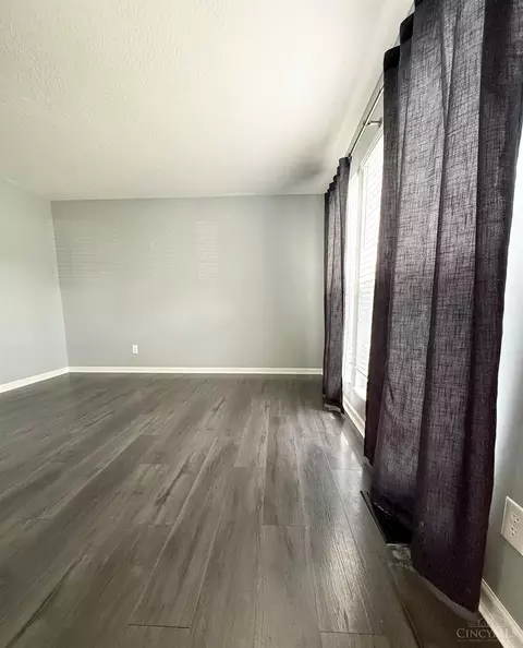 Living - 639 Ellen Dr, Cincinnati, OH 45255 photo 3 of 4