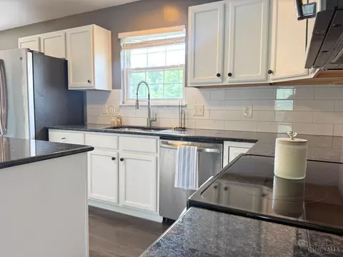 Kitchen - 639 Ellen Dr, Cincinnati, OH 45255 photo 6 of 7