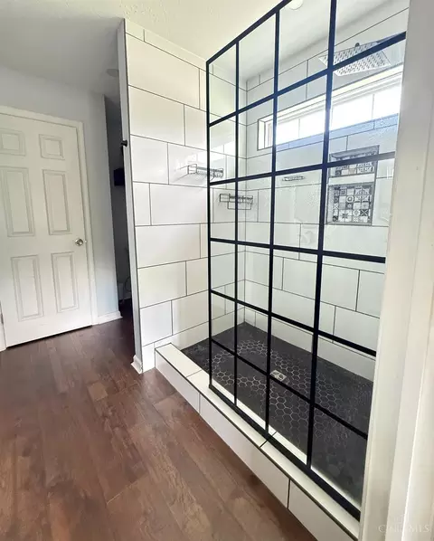 Bath - 639 Ellen Dr, Cincinnati, OH 45255 photo 3 of 7