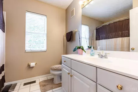 Bath - 604 Coleberry Ct, Cleves, OH 45002 photo 2 of 5
