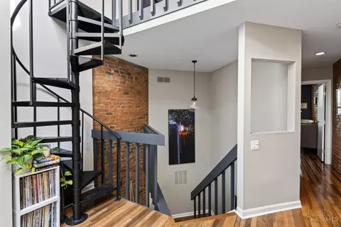 Entry Way - 331 Milton St, Cincinnati, OH 45202 photo 5 of 9
