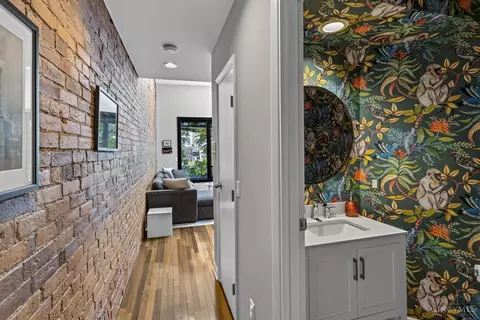 Entry Way - 331 Milton St, Cincinnati, OH 45202 photo 6 of 9