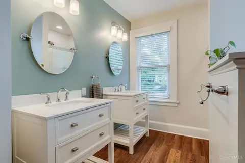 Bath - 4430 Simpson Ave, Cincinnati, OH 45227 photo 5 of 7