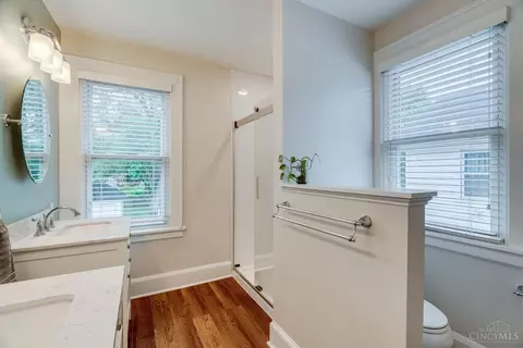 Bath - 4430 Simpson Ave, Cincinnati, OH 45227 photo 3 of 7