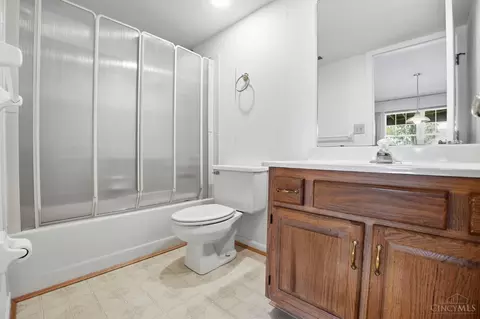 Bath - 6645 Spindlewick Ln, Cincinnati, OH 45230 photo 3 of 3