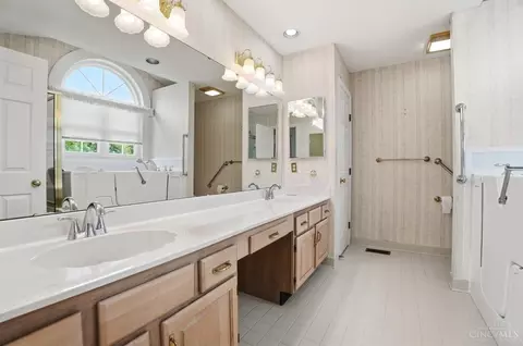 Bath - 6645 Spindlewick Ln, Cincinnati, OH 45230 photo 1 of 3
