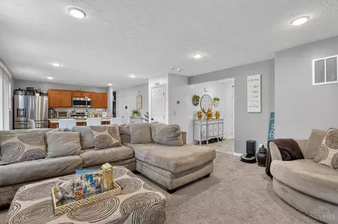 Living - 2856 Pine Leaf Ct, Hamilton, OH 45013 photo 2 of 3