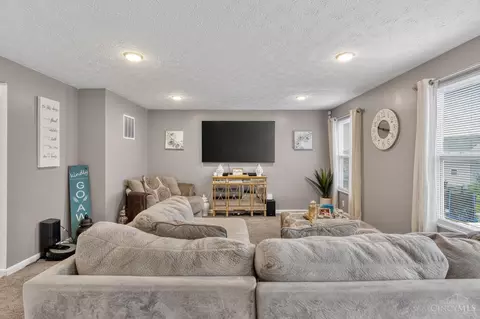 Living - 2856 Pine Leaf Ct, Hamilton, OH 45013 photo 1 of 3