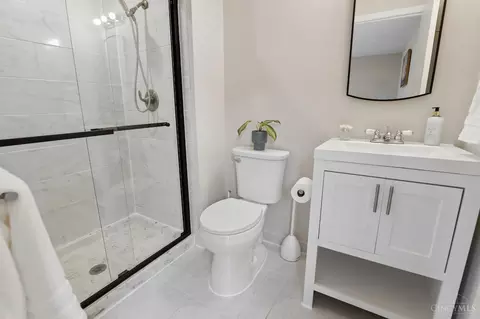 Bath - 1859 Windhill Ter, Cincinnati, OH 45255 photo 1 of 2