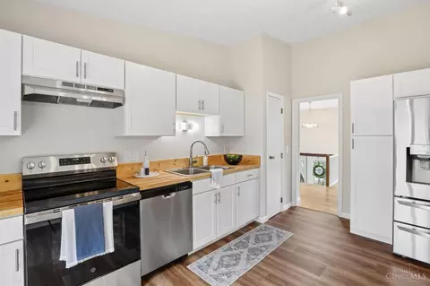 Kitchen - 1859 Windhill Ter, Cincinnati, OH 45255 photo 4 of 5