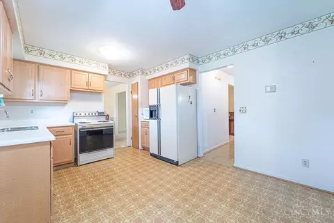 Kitchen - 2559 Fulbourne Dr, Cincinnati, OH 45231 photo 3 of 4