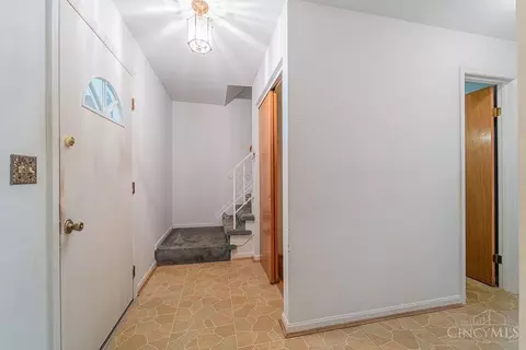 Entry Way - 2559 Fulbourne Dr, Cincinnati, OH 45231 photo 1 of 2