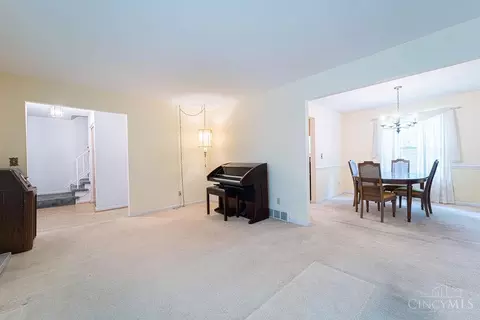 Living - 2559 Fulbourne Dr, Cincinnati, OH 45231 photo 2 of 7