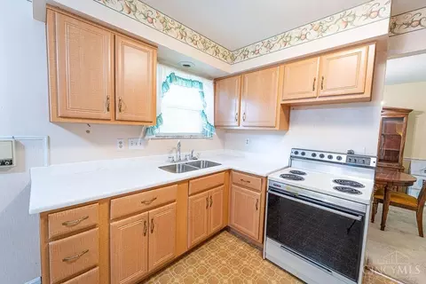 Kitchen - 2559 Fulbourne Dr, Cincinnati, OH 45231 photo 2 of 4