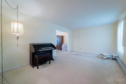 Living - 2559 Fulbourne Dr, Cincinnati, OH 45231 photo 3 of 7