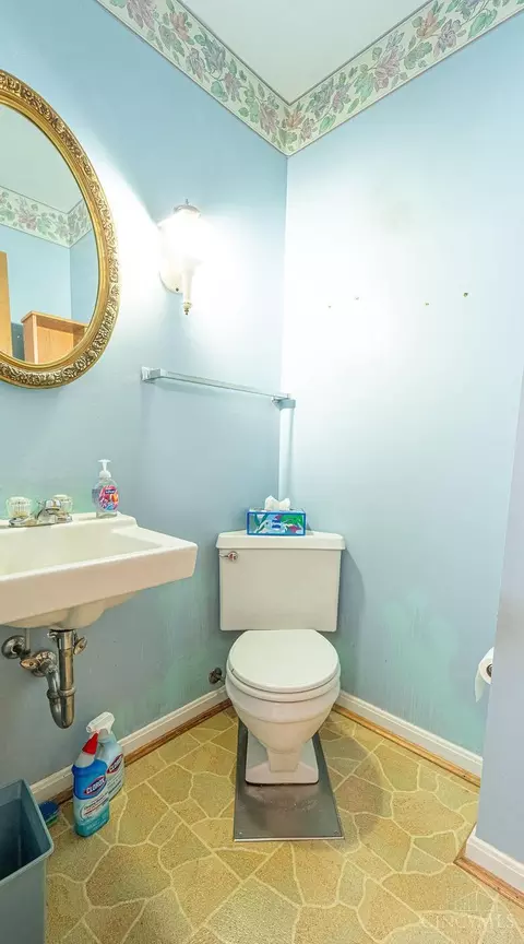 Bath - 2559 Fulbourne Dr, Cincinnati, OH 45231 photo 1 of 3