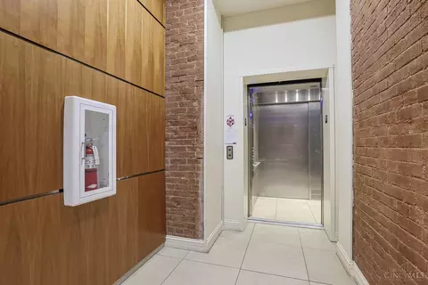 Entry Way - 1125 St Gregory St, Cincinnati, OH 45202 photo 2 of 6
