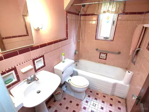 Bath - 1646 Quebec Rd, Cincinnati, OH 45205 photo 1 of 1