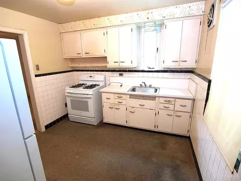Kitchen - 1646 Quebec Rd, Cincinnati, OH 45205 photo 1 of 2
