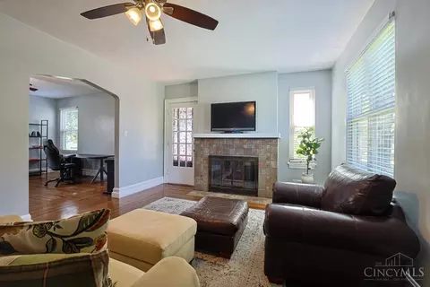 Living - 3247 Autumn Ln, Cincinnati, OH 45239 photo 2 of 3