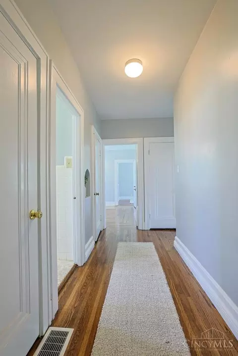 Entry Way - 3247 Autumn Ln, Cincinnati, OH 45239 photo 2 of 3