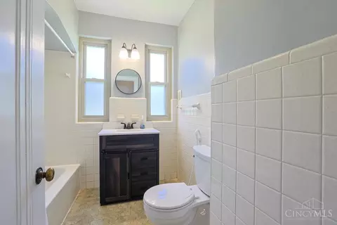 Bath - 3247 Autumn Ln, Cincinnati, OH 45239 photo 1 of 2