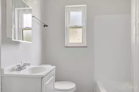 Bath - 1401 Beech Ave, Cincinnati, OH 45205 photo 2 of 5