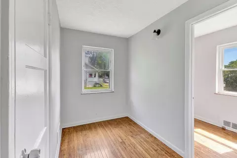 Bedroom - 1401 Beech Ave, Cincinnati, OH 45205 photo 5 of 12