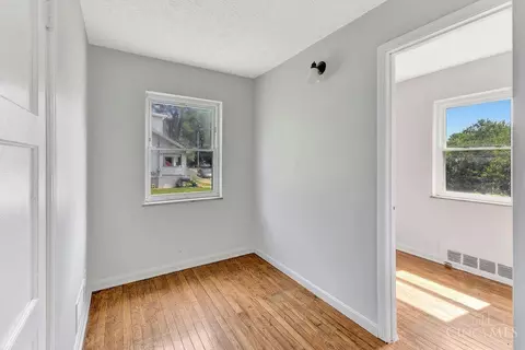 Bedroom - 1401 Beech Ave, Cincinnati, OH 45205 photo 2 of 12