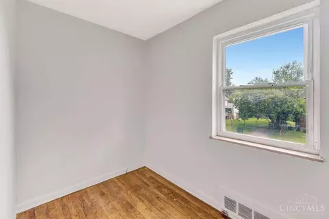 Bedroom - 1401 Beech Ave, Cincinnati, OH 45205 photo 4 of 12