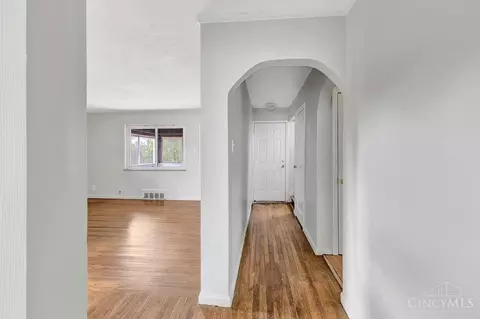 Entry Way - 1401 Beech Ave, Cincinnati, OH 45205 photo 4 of 5