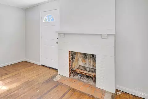 Living - 1401 Beech Ave, Cincinnati, OH 45205 photo 4 of 5