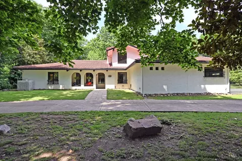 725 Greenville Ave, Glendale, OH 45246