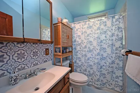 Bath - 3915 Taft Ave, Cheviot, OH 45211 photo 1 of 1