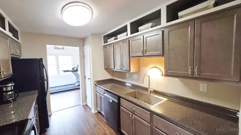 Kitchen - 1287 Ebenezer Rd, Cincinnati, OH 45233 photo 2 of 3