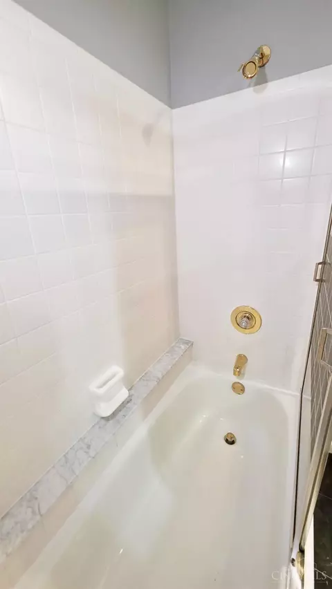 Bath - 1287 Ebenezer Rd, Cincinnati, OH 45233 photo 4 of 8
