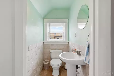 Bath - 6616 Roe St, Cincinnati, OH 45227 photo 1 of 4