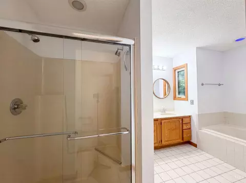 Bath - 2129 Greenpine Dr, Cincinnati, OH 45231 photo 2 of 4