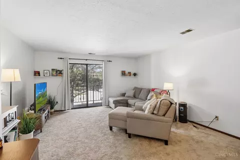Living - 539 Davis Rd, Cincinnati, OH 45255 photo 2 of 3