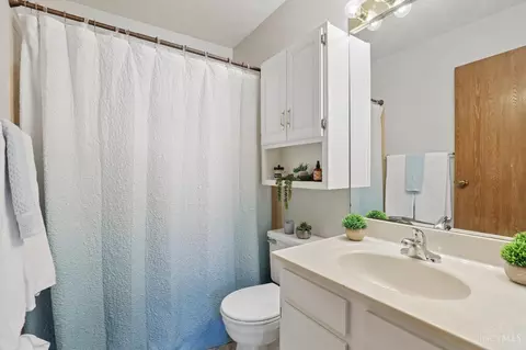 Bath - 539 Davis Rd, Cincinnati, OH 45255 photo 1 of 2