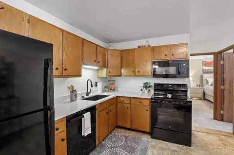Kitchen - 539 Davis Rd, Cincinnati, OH 45255 photo 4 of 4