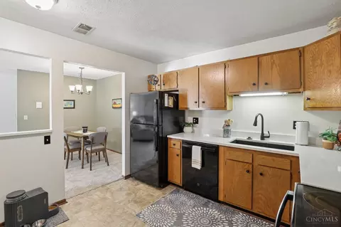 Kitchen - 539 Davis Rd, Cincinnati, OH 45255 photo 1 of 4