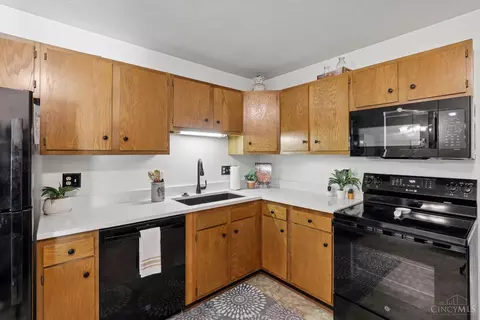 Kitchen - 539 Davis Rd, Cincinnati, OH 45255 photo 2 of 4