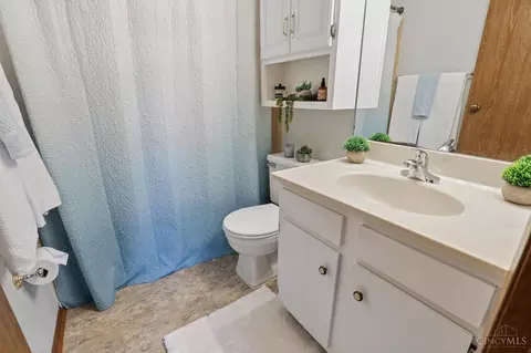Bath - 539 Davis Rd, Cincinnati, OH 45255 photo 2 of 2