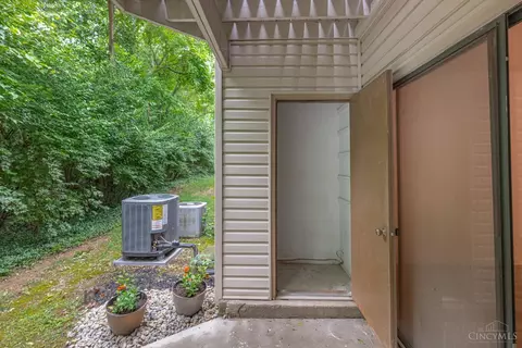Exterior - 7268 Galbraith Rd, Madeira, OH 45243 photo 7 of 7