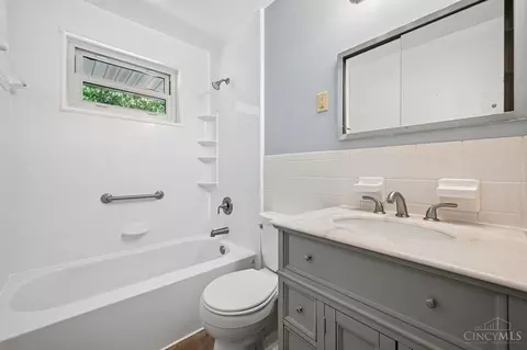 Bath - 12172 Westerly Dr, Cincinnati, OH 45231 photo 1 of 2