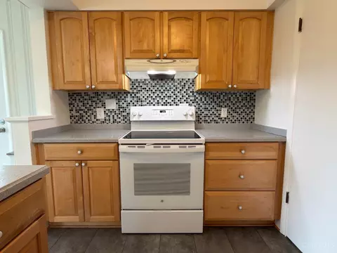 Kitchen - 1074 Eastgate, Cincinnati, OH 45231 photo 2 of 3