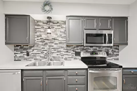 Kitchen - 117 Deerview Ct, Harrison, OH 45030 photo 1 of 2